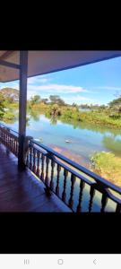 东德岛Riverside Bungalow Don Det的从桥上欣赏河流美景