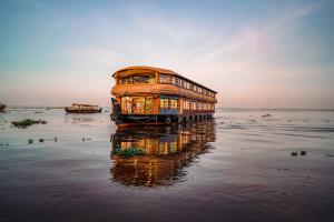 ein Bus im Wasser mit seiner Reflexion im Wasser in der Unterkunft Venice Premium Houseboats Alleppey in Alappuzha