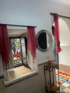 een badkamer met een raam en een spiegel bij Riad Gaya in Marrakesh