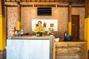 チャングーにあるdjabu Echo Beach Hotelの煉瓦壁の女性像付きカウンター +18枚の写真