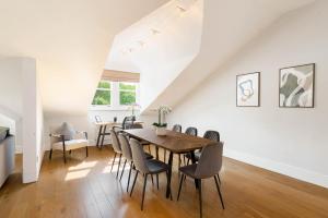 uma sala de jantar com mesa e cadeiras em Lovely Central Apartment with Park Views em Londres