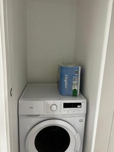 una lavadora con una caja azul encima en Flat in London en Londres