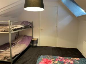 une chambre avec un lit superposé et une fenêtre dans l'établissement Nieuw gebouwd appartement op paarden bedrijf, à Buitenpost