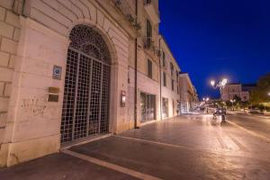 un edificio con un cancello su una strada di notte di Boulevard 63 - Corso Vittorio Emanuele a Campobasso