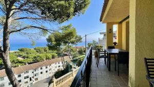 een balkon met een tafel en uitzicht op de oceaan bij Casa Gloria Begur in Begur