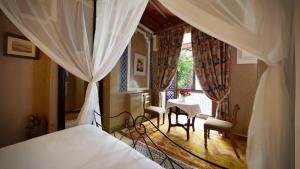 una camera con letto, tavolo e sedie di Riad Lyla a Marrakech
