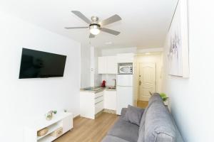a living room with a couch and a ceiling fan at 1 Hab, Confort 4 plazas a 180m Playa, PlazamarCentro 2 in Torre del Mar