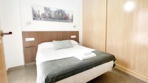 Rúm í herbergi á Apartamentos Los Flamencos