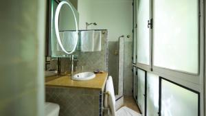 bagno con lavandino e specchio di Riad Lyla a Marrakech