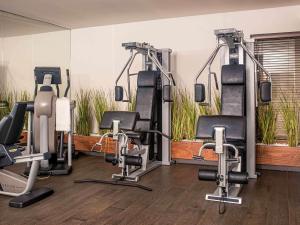 een fitnessruimte met diverse hometrainers in een kamer bij Mercure Orléans Centre Bords de Loire in Orléans
