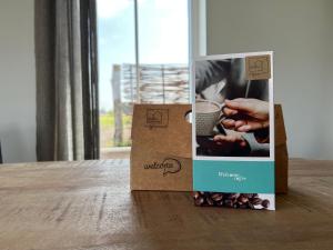 een doos op een tafel met een foto van een kopje koffie bij FeelzFree by Reggehoeve in Hellendoorn