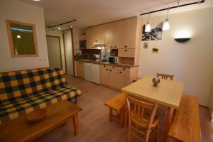 Kuchyň nebo kuchyňský kout v ubytování VAUJANYLOCATIONS - Claret 2 Appartement 6 + 4 fotografie