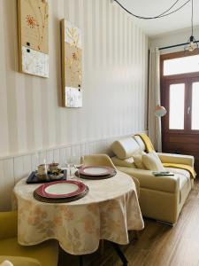 ein Wohnzimmer mit einem Tisch und einem Sofa in der Unterkunft Work Room - kasasbenas in Benasque