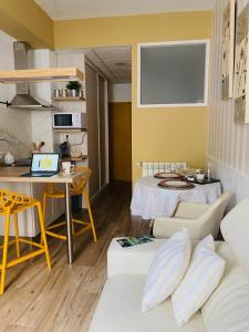 a living room with a couch and a table at Apartamento Netu - kasasbenas in Benasque