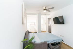 a room with a bed and a ceiling fan at 1 Hab, Confort 4 plazas a 180m Playa, PlazamarCentro 2 in Torre del Mar