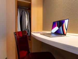 a laptop computer sitting on top of a desk at ibis Besançon Centre la City in Besançon