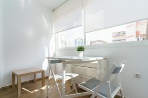 - une table et deux chaises dans une chambre avec fenêtre dans l'établissement 1 Hab, Confort 4 plazas a 180m Playa, PlazamarCentro 2, à Torre del Mar