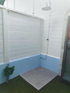 W łazience z niebiesko-białymi ścianami znajduje się toaleta. w obiekcie Studio Ti Bambou w mieście La Trinité