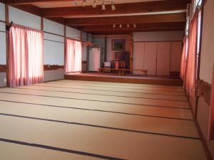 an empty gymnasium with a dance floor at Highland Lodge Takegen in Myoko
