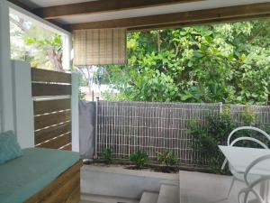 Un balcon sau o terasă la Studio Ti Bambou