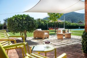 patio con sedie, tavolo e ombrellone di Le Vigne a Capannori