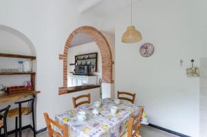 a dining room with a table and an archway at 2 appartamenti totale 12 posti letto in Borgonovo