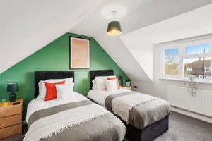 Postel nebo postele na pokoji v ubytování Hidden Gem with Large Driveway, Comfortable Beds, Netflix, and Expansive Garden!