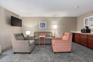 sala de estar con 2 sillas y sofá en Hampton Inn Rock Hill, en Rock Hill