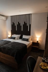 una camera da letto con un letto grande e un tavolo di Soba za noćenje Tončica a Požega
