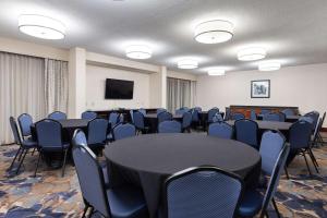 Sala de conferencias con mesas, sillas y TV en Hampton Inn Rock Hill, en Rock Hill