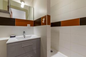 a bathroom with a sink and a mirror at Galerie Mediterranee - Premiere conciergerie in Montpellier