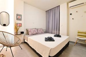A bed or beds in a room at Walk to Syntagma,from a prime-location, luxury apt