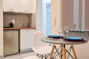 A kitchen or kitchenette at Walk to Syntagma,from a prime-location, luxury apt