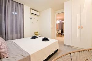 A bed or beds in a room at Walk to Syntagma,from a prime-location, luxury apt