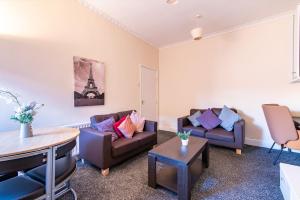 uma sala de estar com dois sofás e uma mesa em Imeary - 3BR Terraced Near S. Shields em South Shields