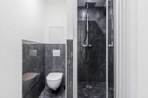 y baño con ducha, aseo y ducha. en Chic Parisian Retreat - Porte de Montreuil - 2, en París