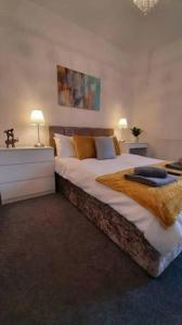 - une chambre avec un grand lit et deux lampes dans l'établissement Finsbury Workstays UK, à Middlesbrough