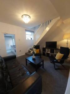 ミドルズブラにあるFinsbury Workstays UKのソファとテーブルのあるリビングルーム