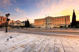 eine leere Straße vor einem großen Gebäude in der Unterkunft Walk to Syntagma,from a prime-location, luxury apt in Athen