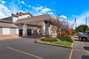 a building with a car parked in a parking lot at Quality Inn & Suites Craig in Craig