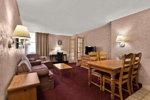 Quality Inn & Suites في كريج: غرفة معيشة مع أريكة وطاولة