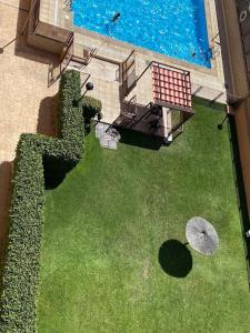 an overhead view of a yard with a pool at Casa con piscina in Madrid