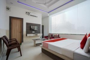 een slaapkamer met een groot bed en een tv. bij Hotel Prime Rose in Kurukshetra