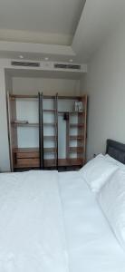 een slaapkamer met een wit bed en een kast bij Luxury 1+1 bed in NG resident in Istanbul