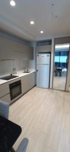 een lege keuken met een koelkast en een tafel bij Luxury 1+1 bed in NG resident in Istanbul