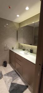 een badkamer met een wastafel en een spiegel bij Luxury 1+1 bed in NG resident in Istanbul