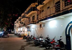 eine Reihe von Motorrädern, die neben einem Gebäude geparkt sind in der Unterkunft Hotel R.K.Palace Jharkhand in Pākaur