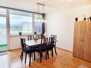 comedor con mesa, sillas y ventana en Main Apartments in Hattersheim en Hattersheim