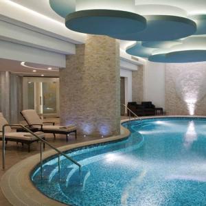 een groot zwembad in een hotelkamer bij Luxury 1+1 bed in NG resident in Istanbul