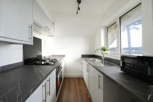 A cozinha ou cozinha compacta de Modern Two Bedroom Flat with Free Parking Near Heathrow